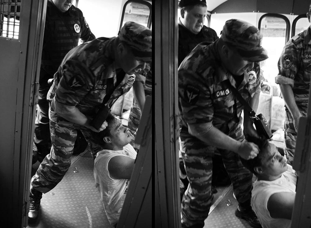 Описание:Тот же парень (Дмитрий Монахов), вид из автозака, "доблестные" и "смелые" омоновцы затащили его за волосы, а потом избили.  Все фото тут: https://www.facebook.com/pochuev/posts/10152054685796959