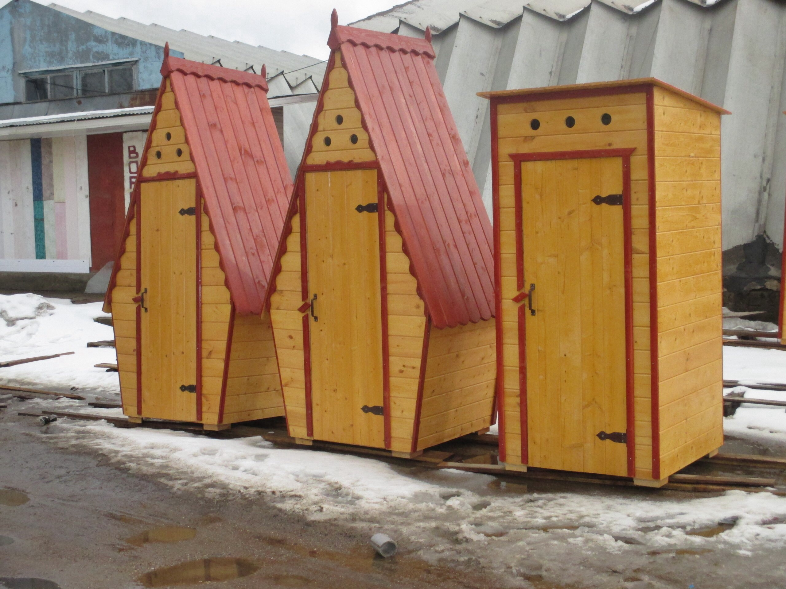 Уличный деревянный туалет цена. Деревянный туалет. Туалет для дачи. Уличный туалет для дачи. Туалет уличный деревянный.